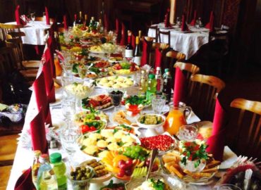 Фото банкетных столов в ресторане "Дача Косенковых" в Мытищах.